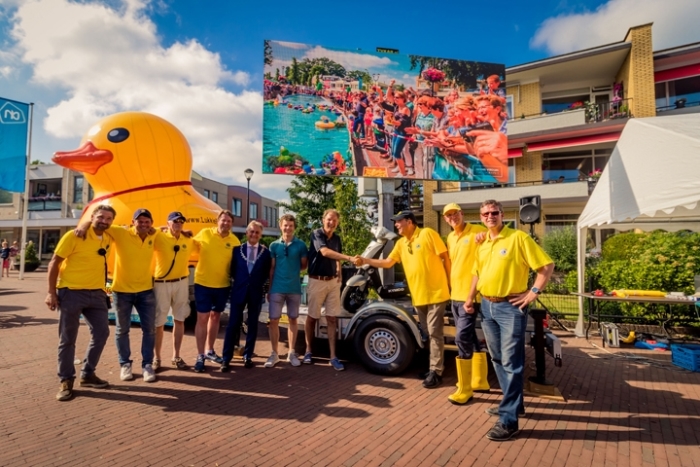 Lionsclub Eemland feliciteert de winnaar van de Lukkie Duckrace 2018