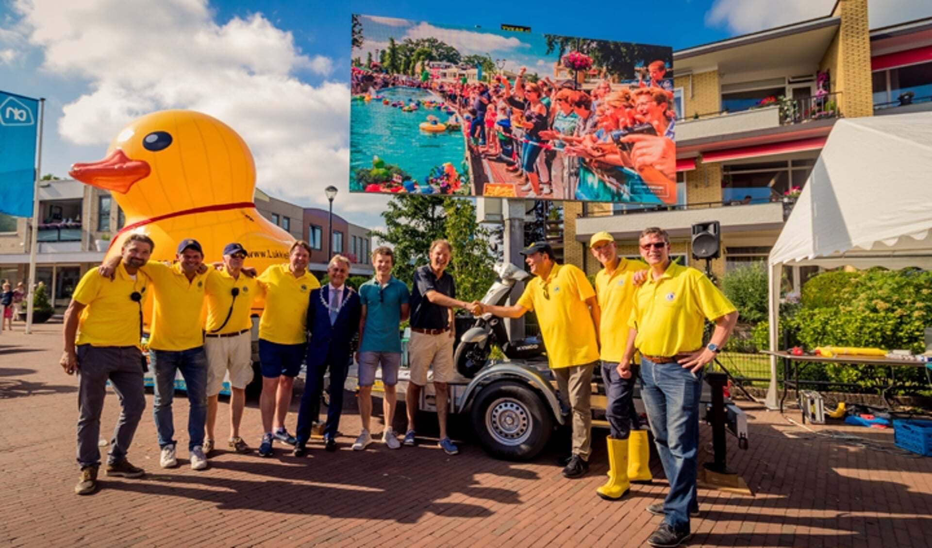 Lionsclub Eemland feliciteert de winnaar van de Lukkie Duckrace 2018