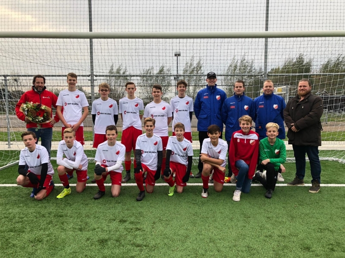 JO15-2 poseert in nieuwe tenues van sponsor Van Wijnen Stolwijk