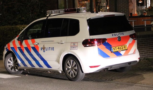 De politie zette nog de achtervolging in, maar de verdachte van de gewapende overval op een winkel is nog voortvluchtig.
