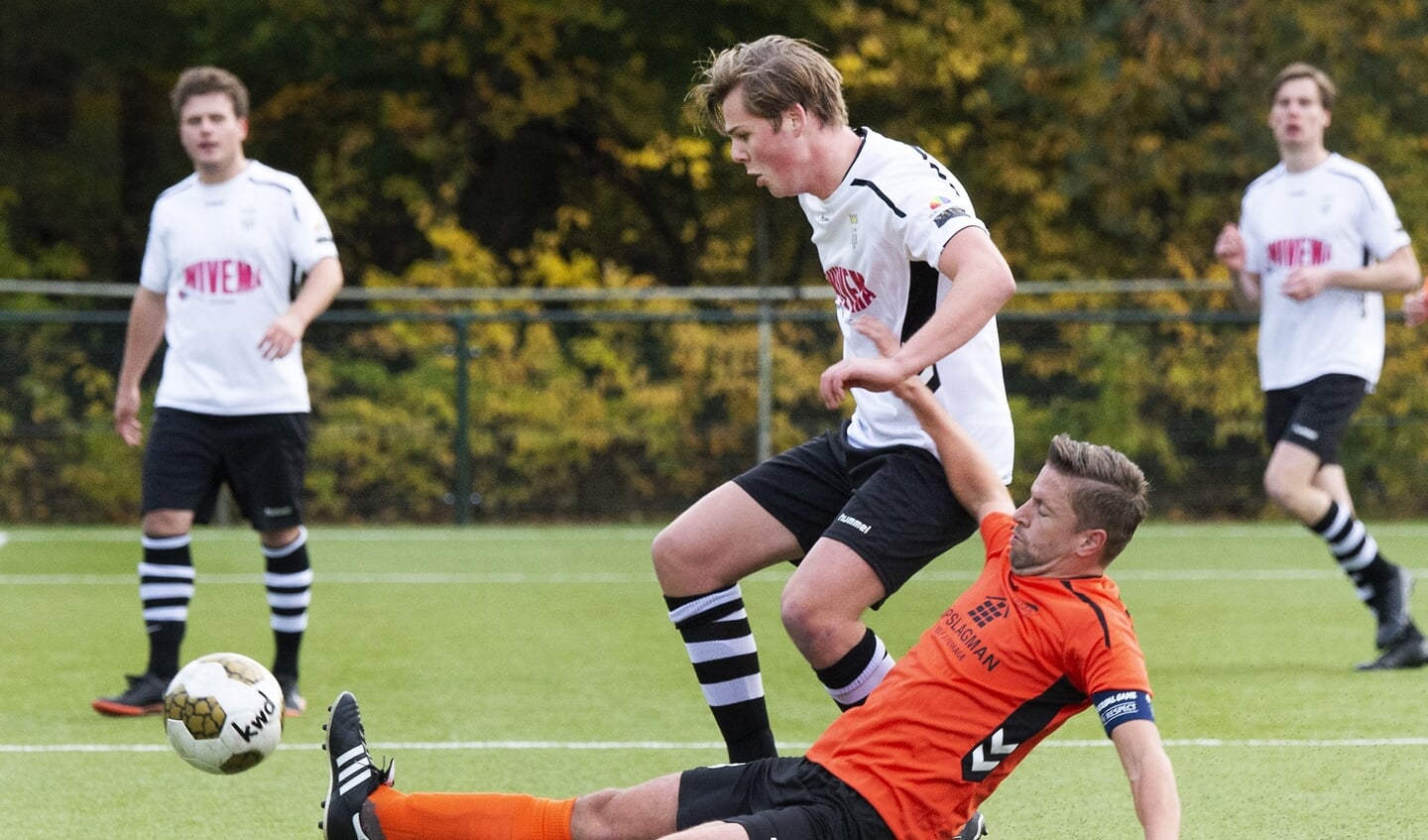 DVSA aanvoerder Reinder Busstra (oranje shirt) toonde ondanks de nederlaag inzet en karakter