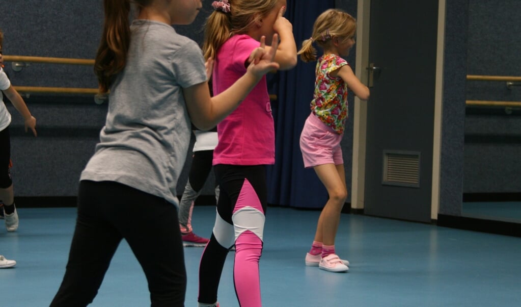 Dansschool DCF laat Ouderkerk aan de Amstel breakdancen 