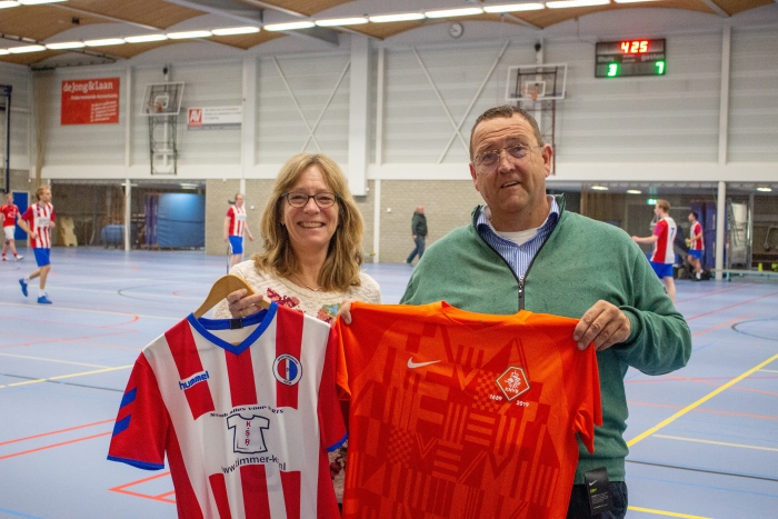 De tricolores van SV Putten in ruil met het jubileumshirt