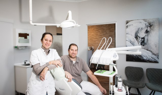 Nathalie en Niels Kemperman hebben samen een praktijk voor mondhygiëne opgezet. (foto: Ted Walker)