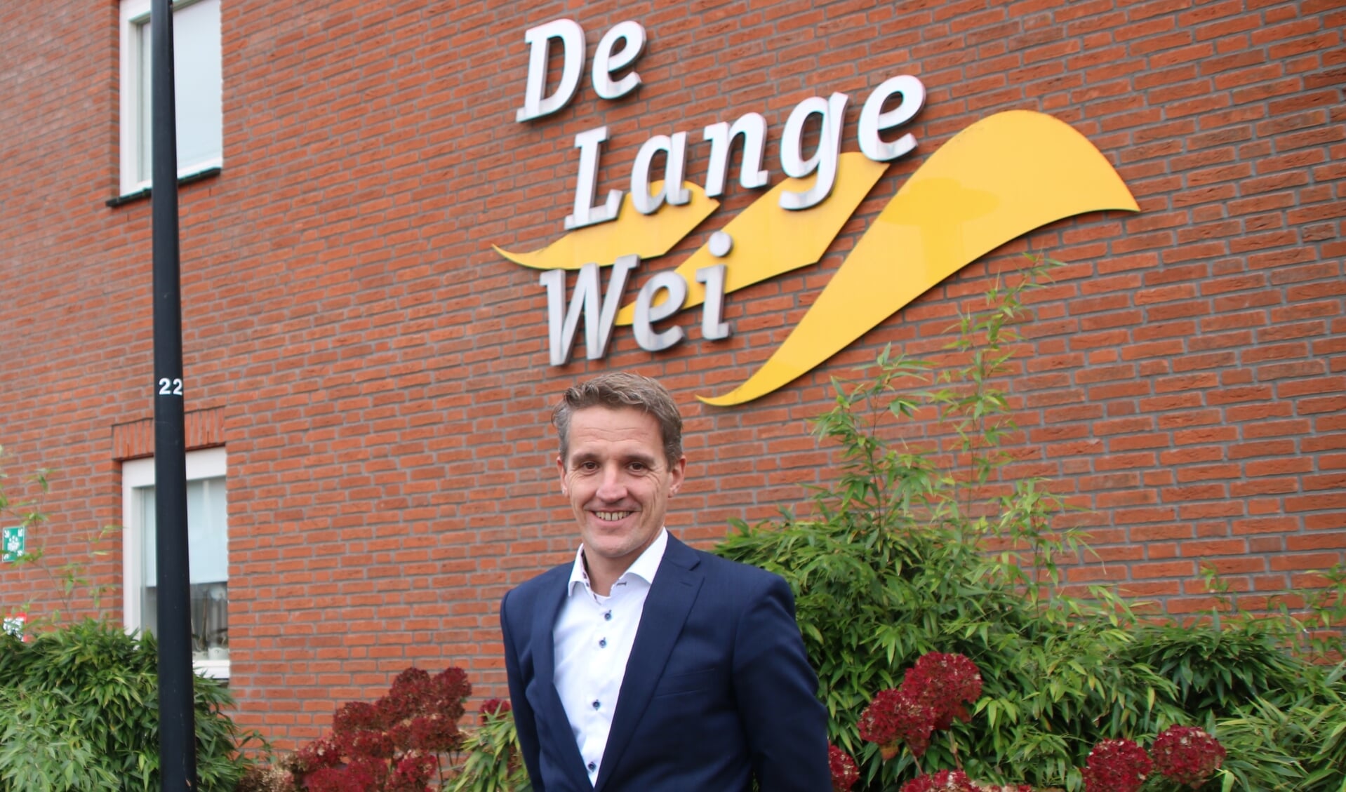 De nieuwe bestuurder van De Lange Wei, de heer F.A. van IJsseldijk, voor het pand van De Lange Wei in Hardinxveld