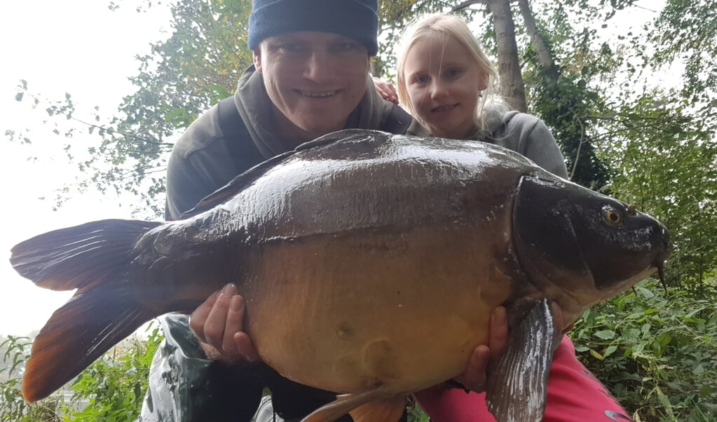 Het vissen kan Theo de Vries niet laten, zoals hier met zijn dochter Lieke.