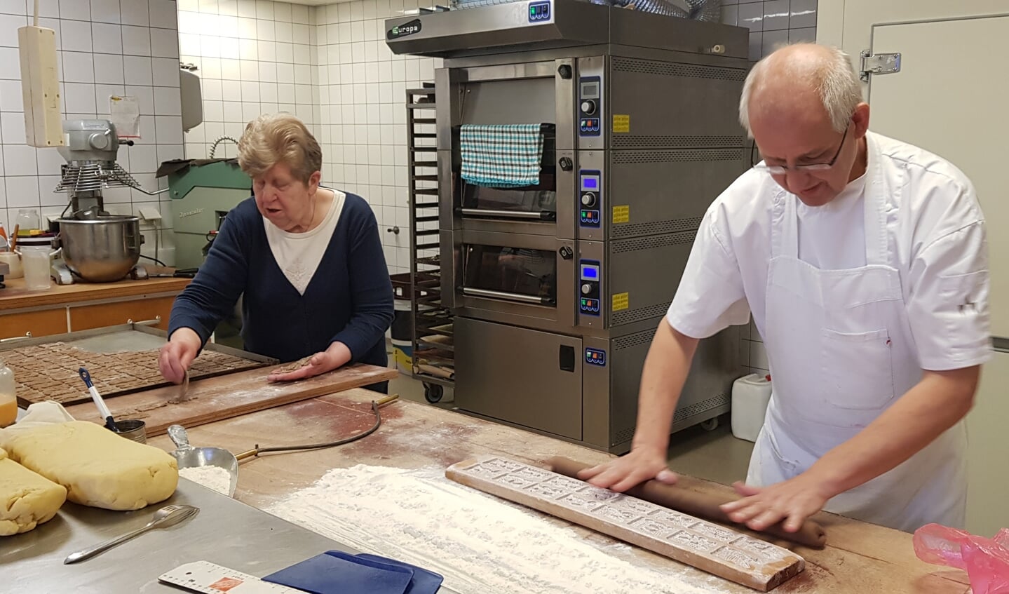 Mevrouw Ritmeester samen met medewerker Chris aan de slag met het oude ambacht.