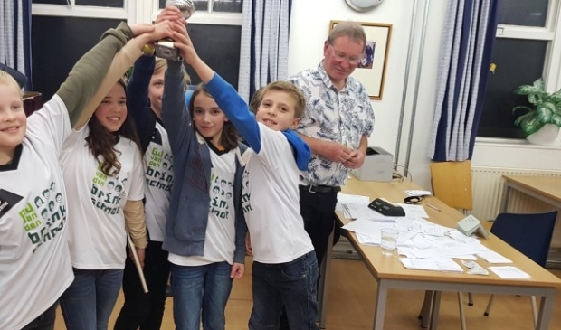 De Van den Brinkschool was bij de pupillen oppermachtig. V.l.n.r. Nico Geesink, Naomi Boeren, Daniël Schmidt, Teun Beysens en Thijs van der Kolk heffen de kampioensbeker hoog. (foto's: Marcel Monteba)