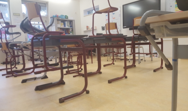 De meesten basisscholen kiezen voor halve klassen, die de hele dag naar school gaan.