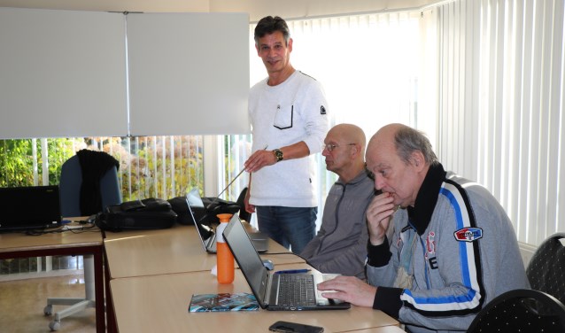 Dolf van Laar helpt zijn cursisten om hun digitale weg te vinden
