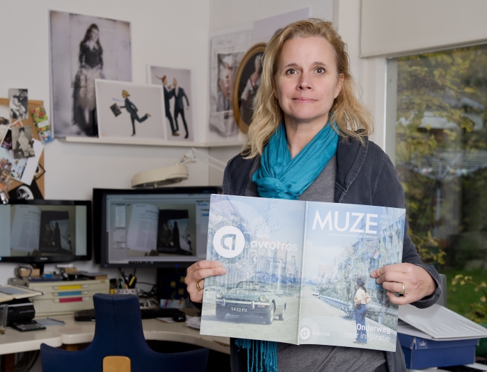 Kunstenares Nadja Willems met haar Cover voor de Muze