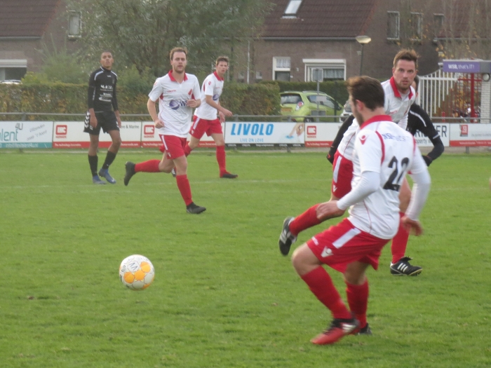 Adi Jogic (22) ontvangt de bal tegen SV Lopik