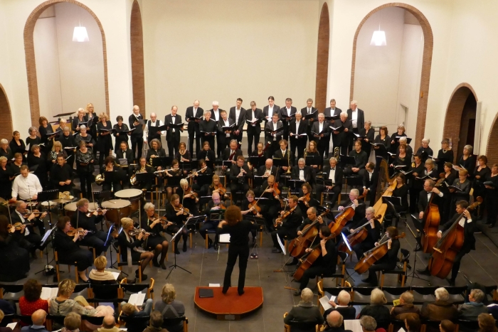 uitvoering door het koor en orkets van Bespreek het Samen