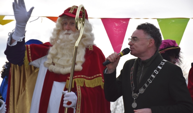<p>Burgemeester Isabella ontvangt de mijterloze Sinterklaas in 2019</p>