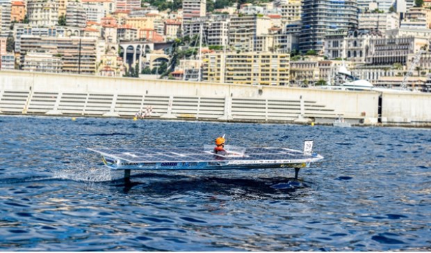 De TU Delft zonneboot in actie tijdens de Monaco Solar Spot One race in 2018.