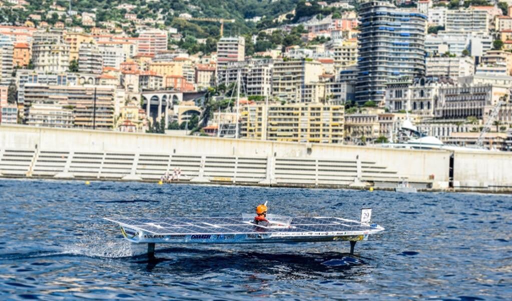 De TU Delft zonneboot in actie tijdens de Monaco Solar Spot One race in 2018.