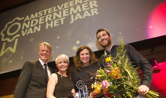 Vanaf links: De vorige winnaar van de titel Pier Rienks van boekhandel Libris Venstra, wethouder en juryvoorzitter Floor Gordon, Isabella van Rooij, eigenaar AVB Language Group en Victor Occelli.