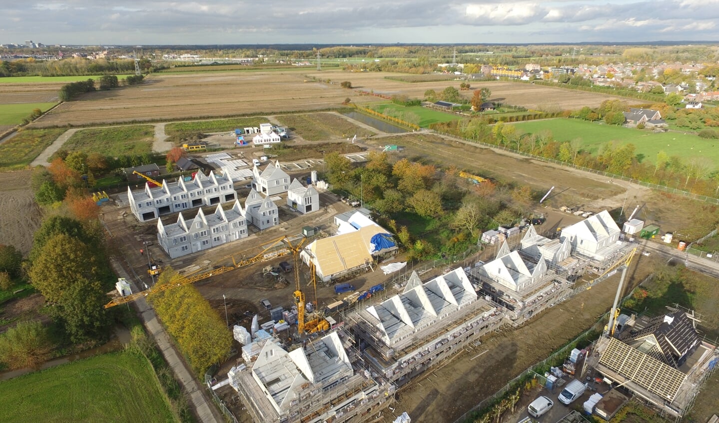 Bovenaanzicht op de nieuwe wijk met in het midden monumentale boerderij Het Burgje