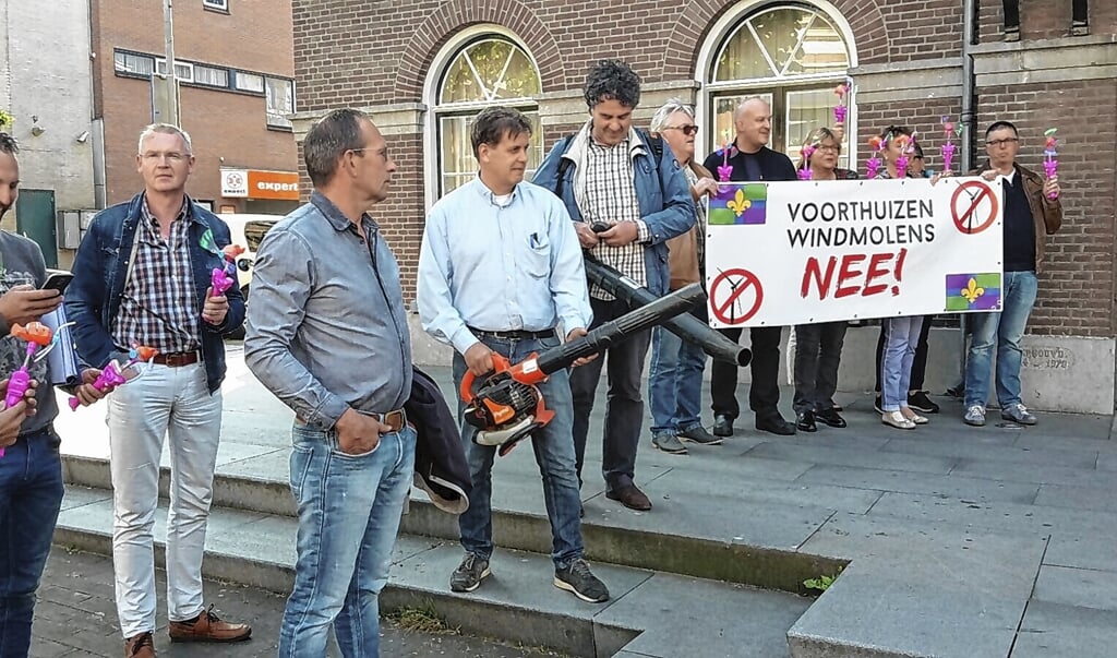 Mei 2017: Protest voor het Barneveldse gemeentehuis tegen windmolens op Zeumeren.