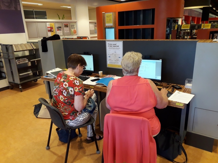 Bezoeker tijdens het inloopspreekuur