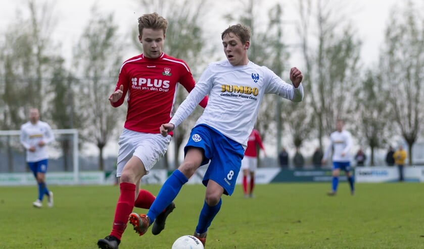 Youri Bos (hier in duel met Arkel-middenvelder Daan Ruwaard) had een belangrijke rol in de comeback van GJS.