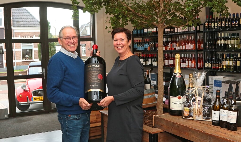 Gert van den Brink van Wijnwinkel Barneveld toont Inge Melisse een 'flesje' wijn van 15 liter, ook wel een Nebukadnezar genoemd.
