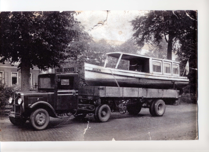 Vrachtwagen van Becker met oplegger. De onderneming heeft een rijke historie