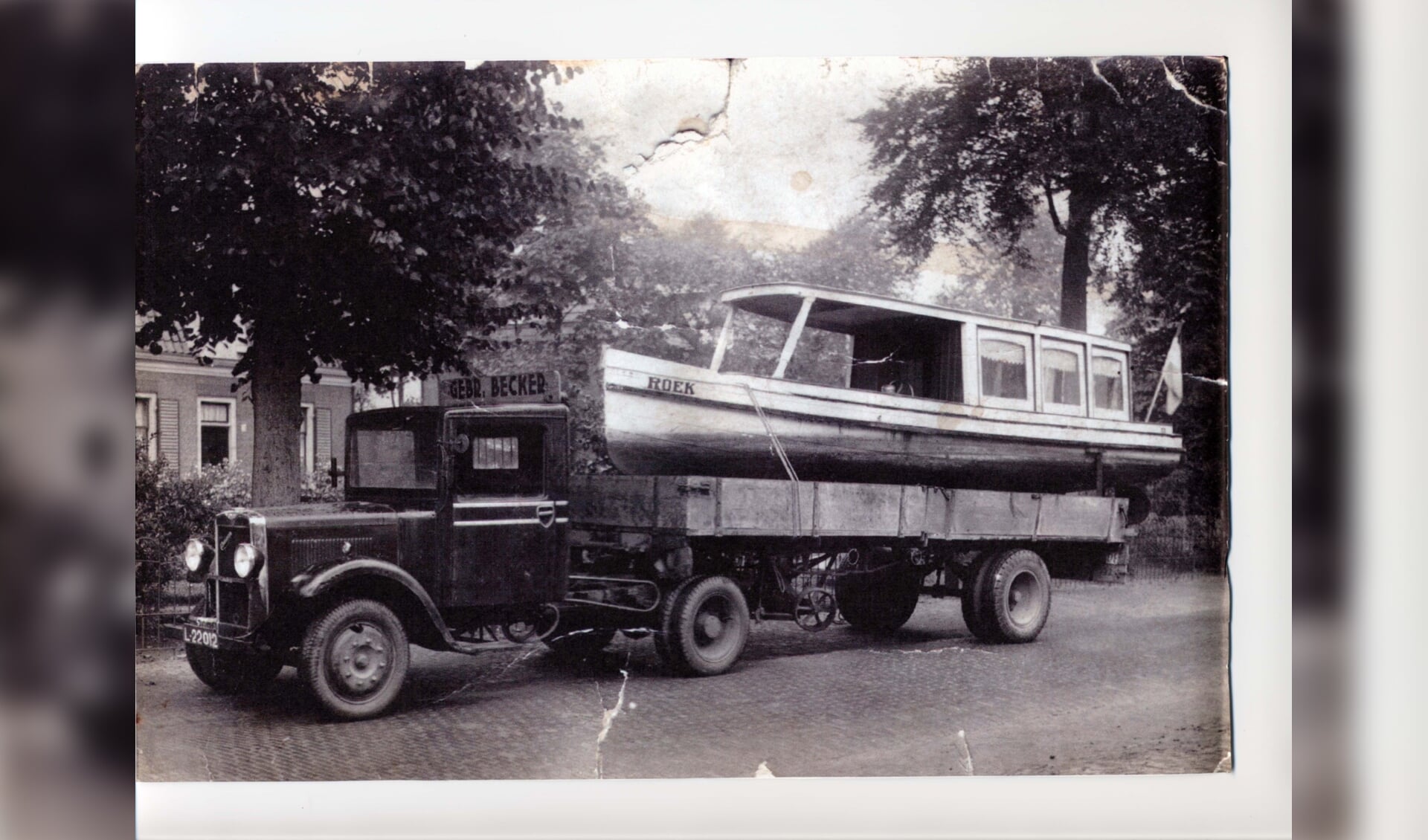 Vrachtwagen van Becker met oplegger. De onderneming heeft een rijke historie