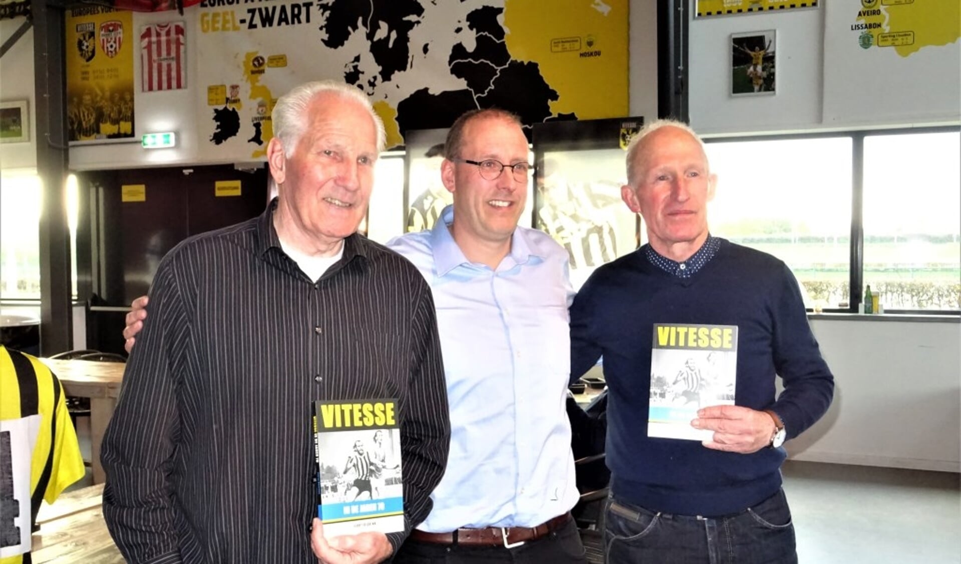 Ferry Reurink  (midden) presenteerde tijdens de afsluitende bijeenkomst van 'Football Memories' zijn boek 'Vitesse in de jaren 70'. Het eerste- en tweede exemplaar overhandigde hij aan oud-spelers Roel Zaaijer (links) en Jacques Cleeren.