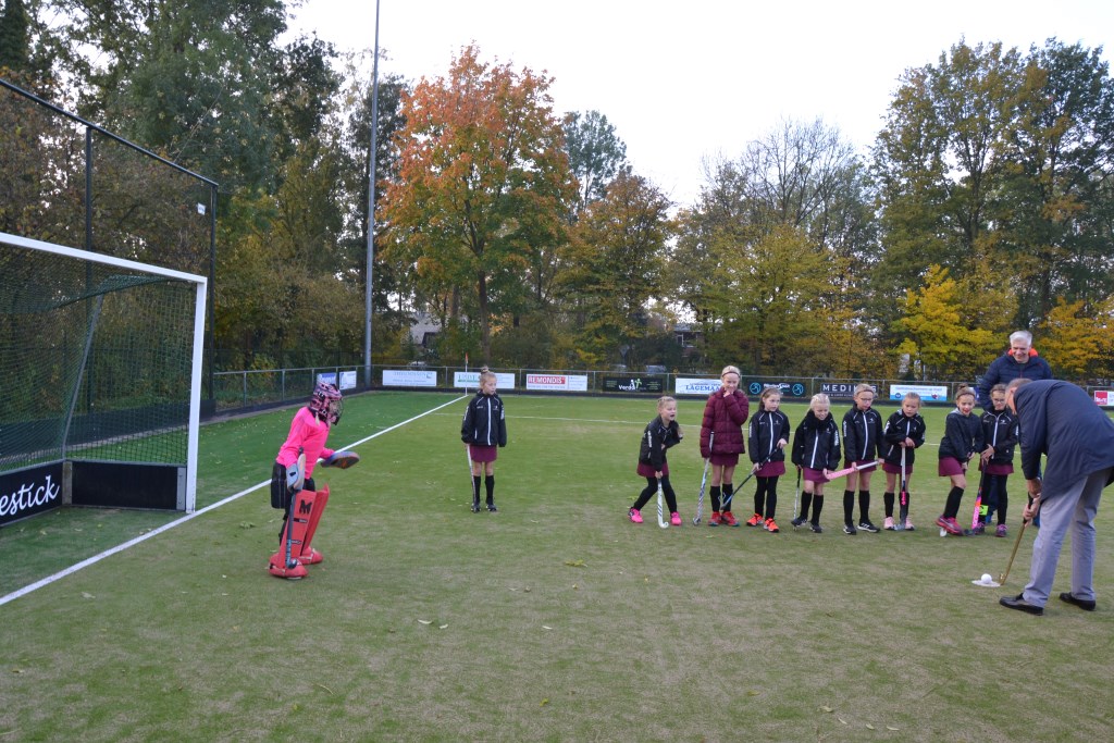 Wethouder Tonnis van Dijk mocht na de officiële opening proberen om met een gouden hockeystick een doelpunt te scoren.
