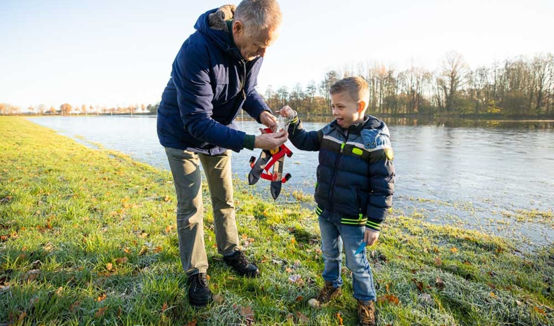 Eerste ijs op Peter's Baan en schaatskaarten verkoop viel vandaag samen.