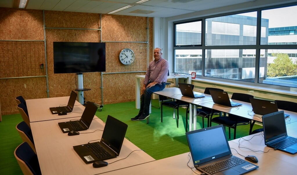 Cees-Jan van der Meer in het leslokaal aan de Computerweg.