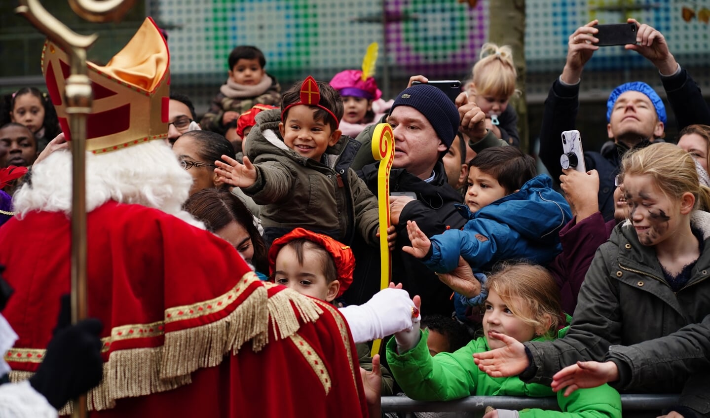 Sinterklaas deed zijn best om alle kinderhanden op het plein te schudden. 