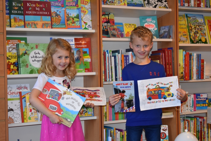 De trotse winnaars Dylana en Huibert met hun prijs
