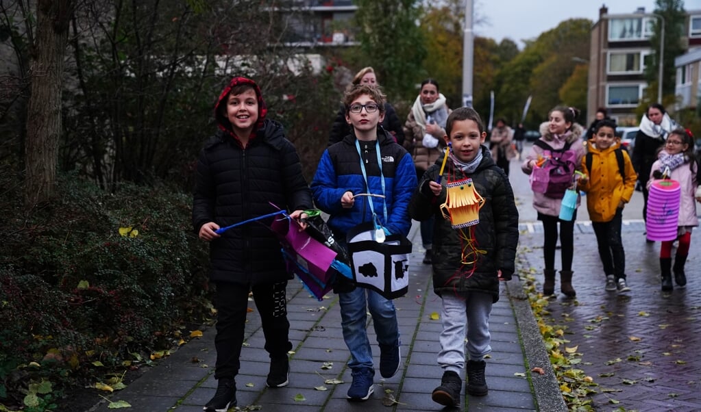  Kinderen gaan op 11 november traditiegetrouw met lampionnen langs de deuren, zoals hier in 2019 in Keizer Karelpark.