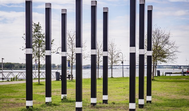 Ad de Keijzer, Gestructureerde ruimte, 1974; gelakt staal. Buiten de Waterpoort.