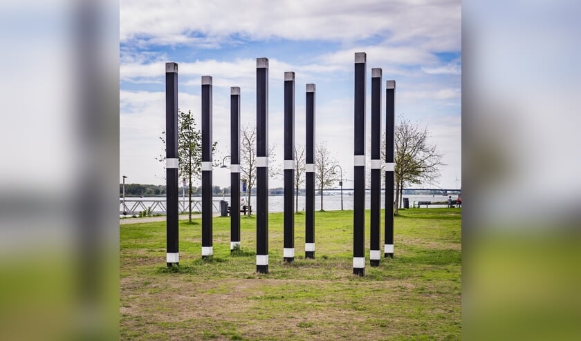 Ad de Keijzer, Gestructureerde ruimte, 1974; gelakt staal. Buiten de Waterpoort.