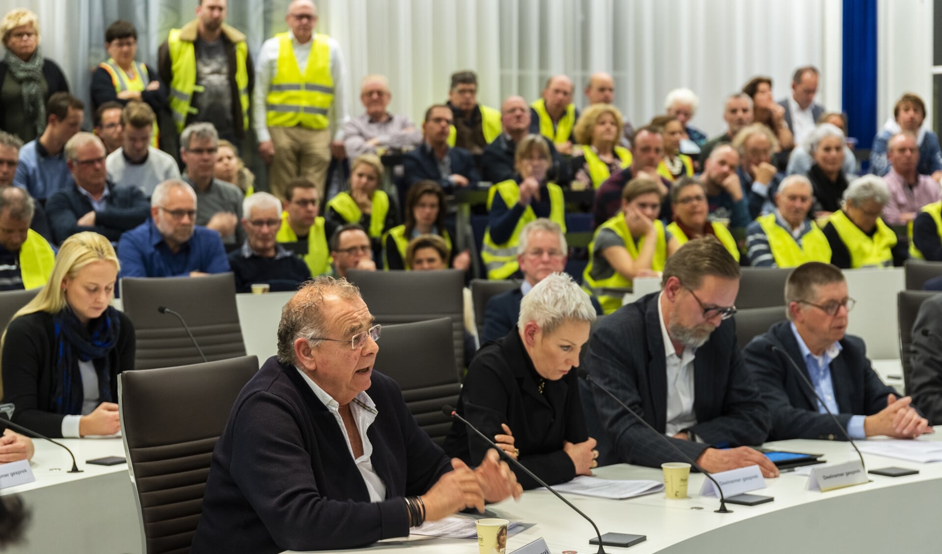 Januari 2019: 'Gele hesjes' uit Voorthuizen voeren in de raadszaal actie tegen windmolens op Zeumeren.