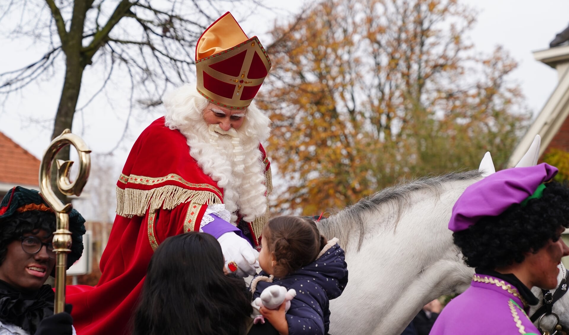 Tijdens de intocht stond Sinterklaas regelmatig stil: de ideale kans om hem een handje te geven. 