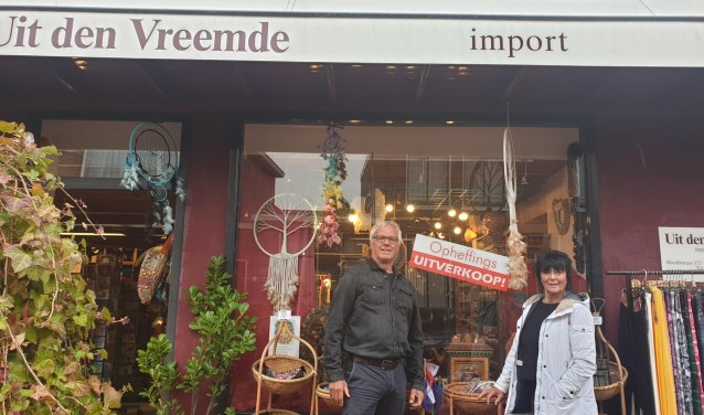 Ad en Anke Koops voor hun winkel.