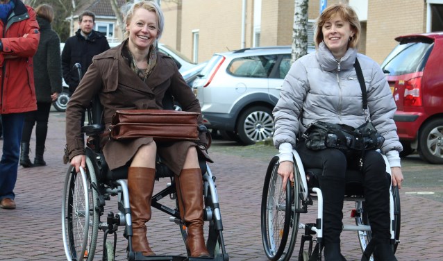 Wethouder Floor Gordon (links) in de rolstoel, met bewoonster Amanda ten Cate tijdens schouw in Midddenhoven.