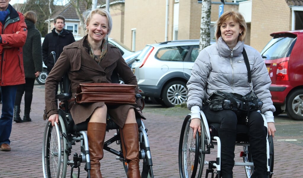 Wethouder Floor Gordon (links) in de rolstoel, met bewoonster Amanda ten Cate tijdens schouw in Midddenhoven.