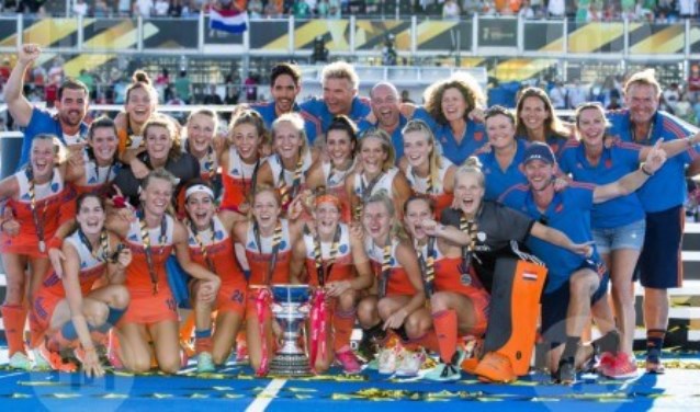 De Nederlandse hockeyvrouwen vieren het winnen van de wereldtitel in 2018. Het team verdedigt die titel in 2022 in Amstelveen.
