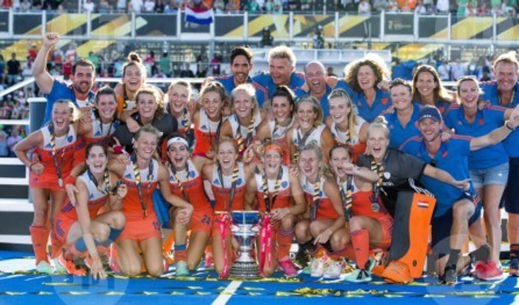 De Nederlandse hockeyvrouwen vieren het winnen van de wereldtitel in 2018. Het team verdedigt die titel in 2022 in Amstelveen.