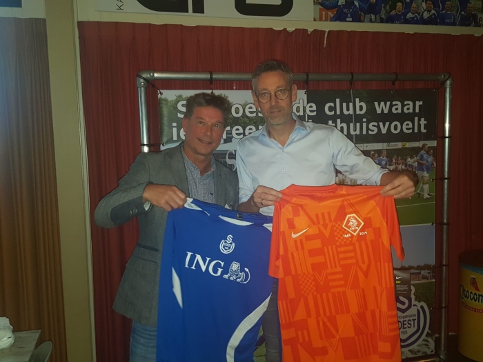 Ries de Jong (links) van SO Soest ruilt shirtjes met Jan Dirk van der Zee van de KNVB