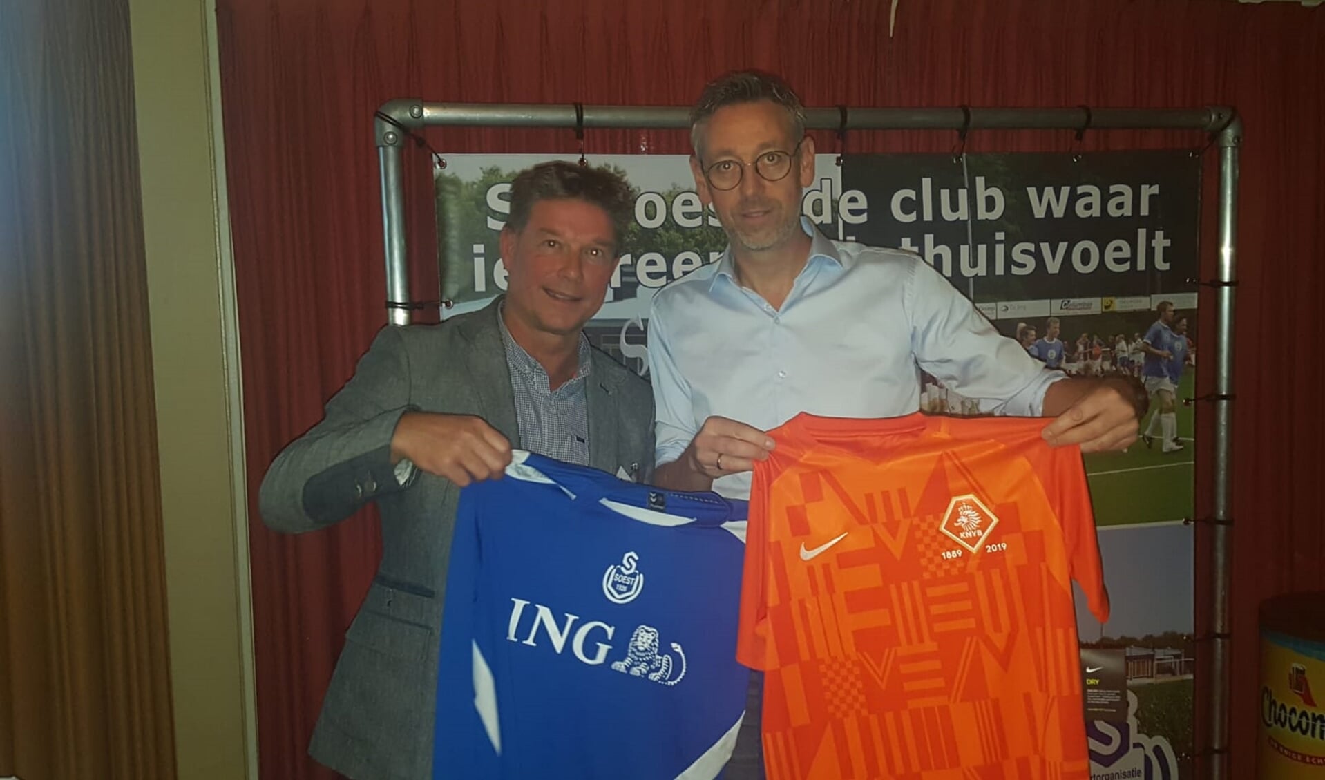 Ries de Jong (links) van SO Soest ruilt shirtjes met Jan Dirk van der Zee van de KNVB