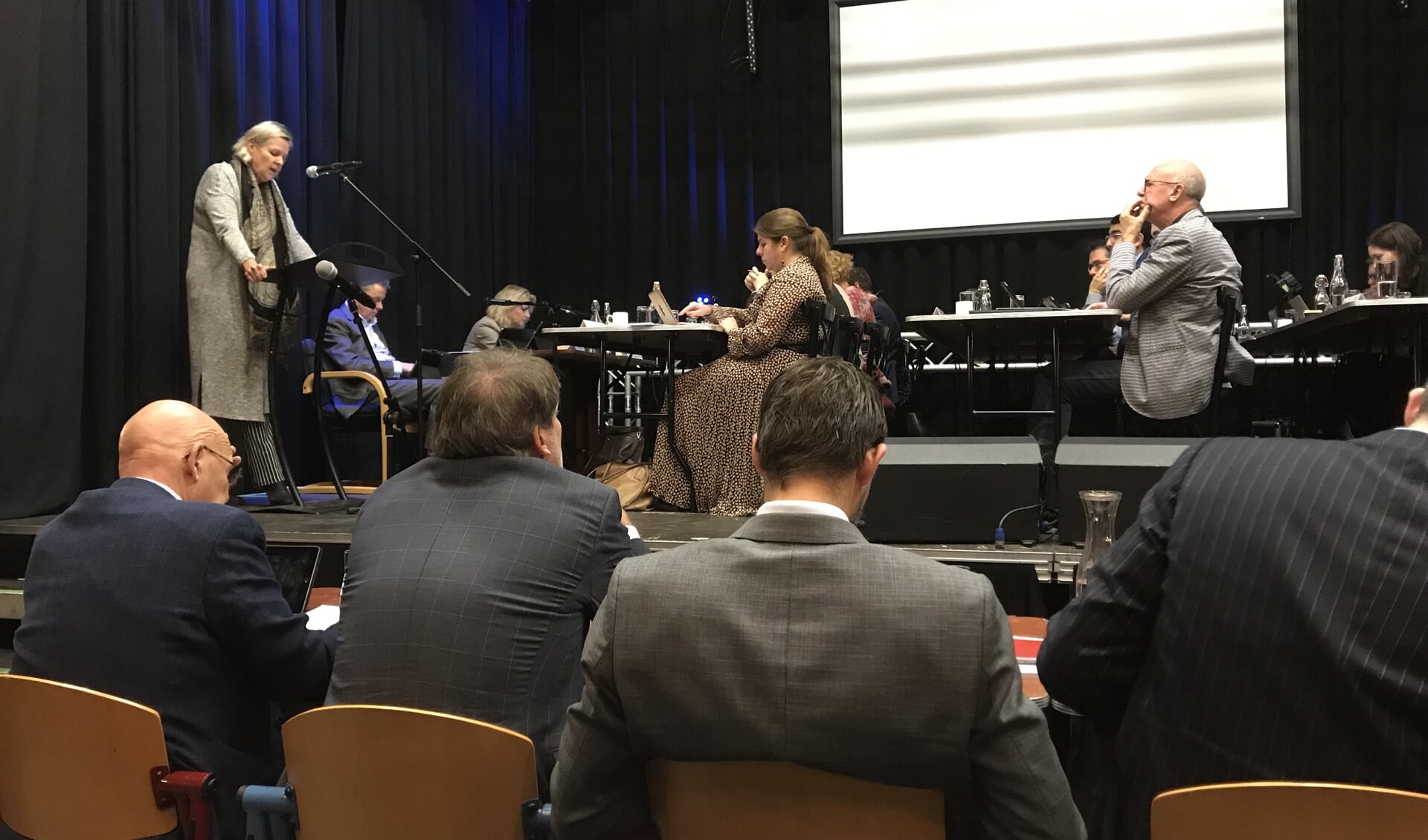 VVD raadslid Attie Mager aan het woord tijdens de begrotingsbehandeling in PoGo, op de rug gezien de wethouders Van Zanten, Van Doesburg, Kraaijeveld en Van der Geest.