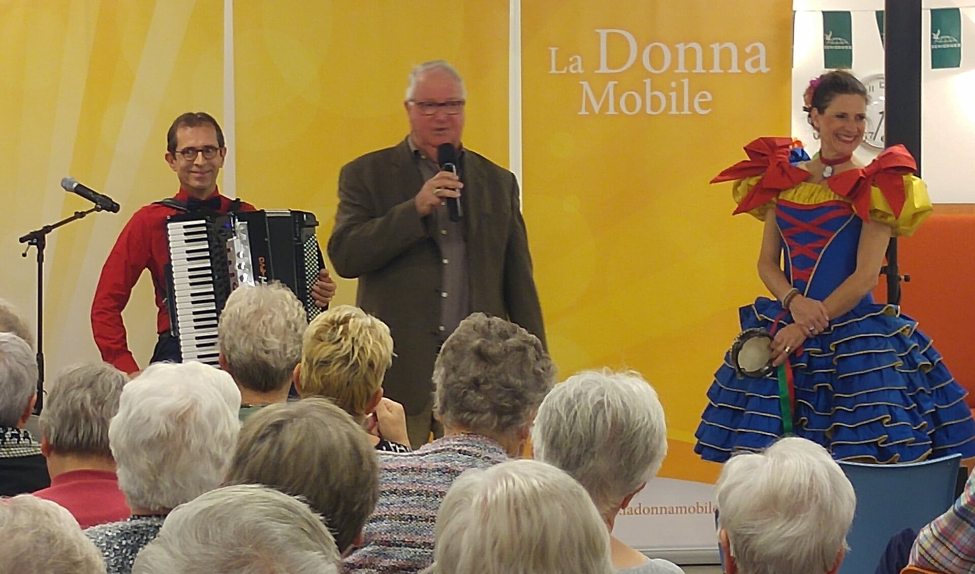 Voorzitter Frits Velker verwelkomt leden en kondigt optreden La Donna Mobile aan.