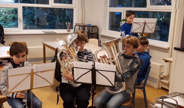Groep 8 van De Meent oefent veel om straks te schitteren tijdens het 'Kerst Muziek Gala'.