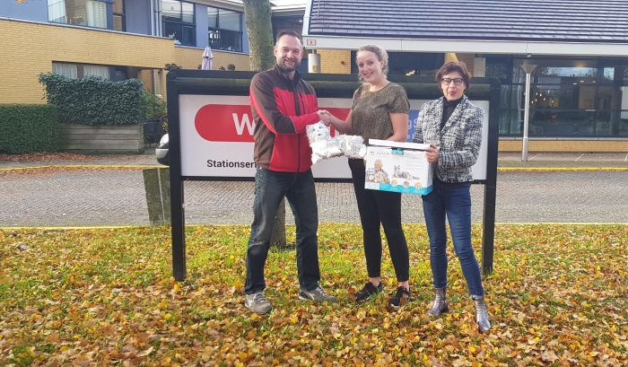 Van de goededoelenpot schonk de Kringloopwinkel een robotkat aan Het Houtens Erf